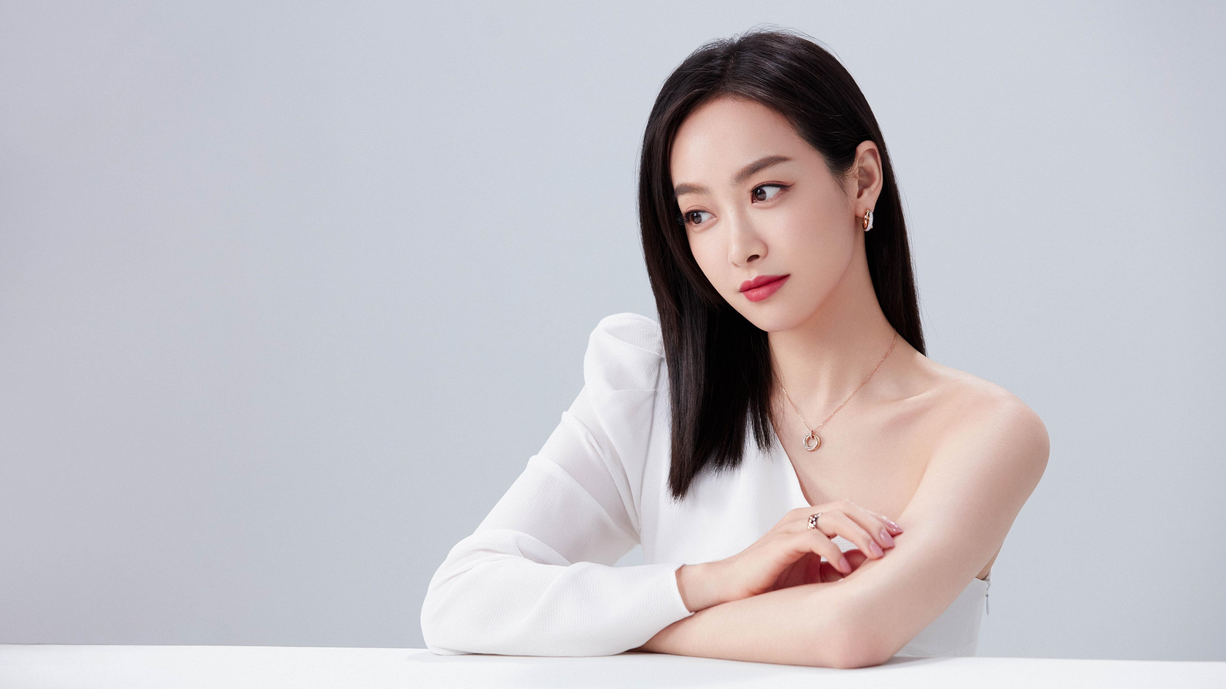 焦点对决：两大豪门队伍激烈交锋，战况激烈！