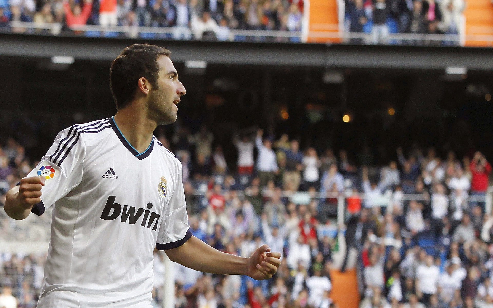 “西甲德比热血开战，场面火爆球迷欢呼”，2020西甲德比哪个台直播