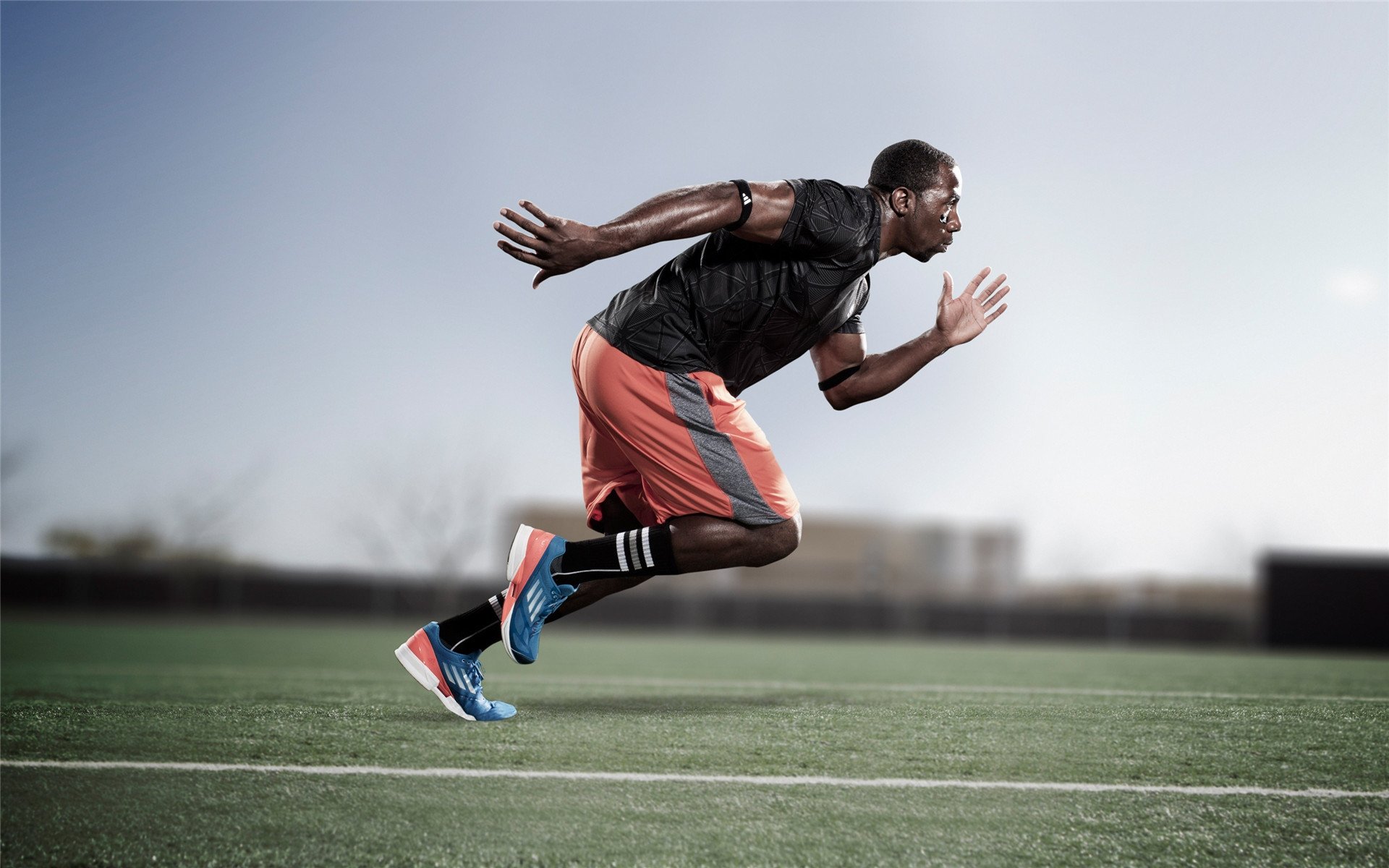 jiuyou.com-智能虚拟车队：AI助力比赛策略，智能车模拟