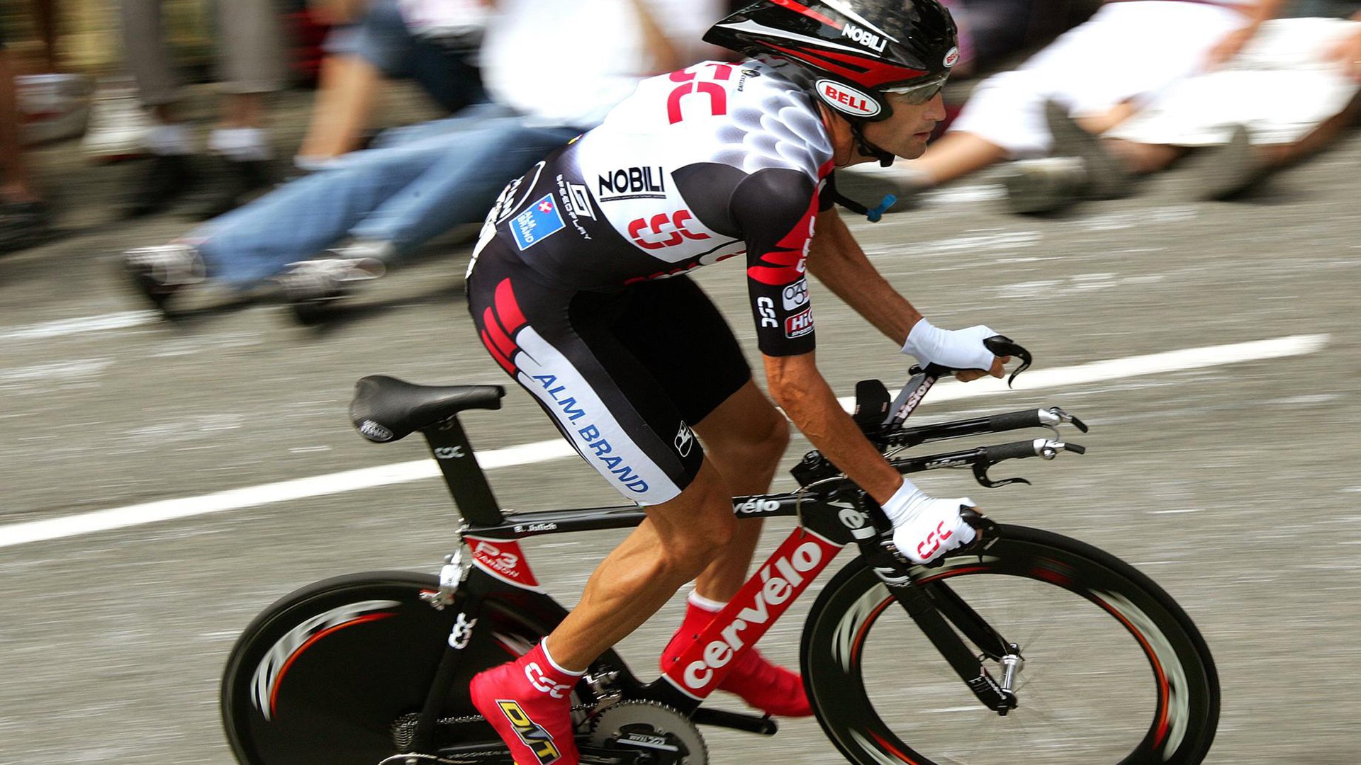 赛场尘土飞扬：激烈搏斗不断升级